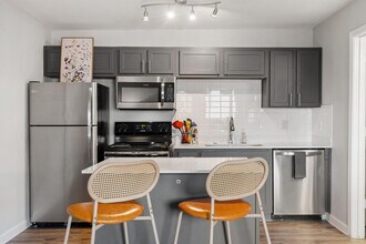 8054 Exchange Dr in Austin, TX - Building Photo - Building Photo