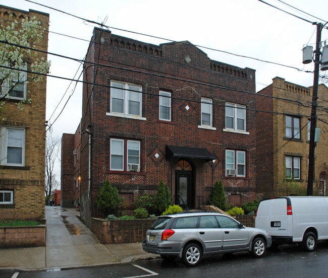 88 W 24th St in Bayonne, NJ - Foto de edificio - Building Photo