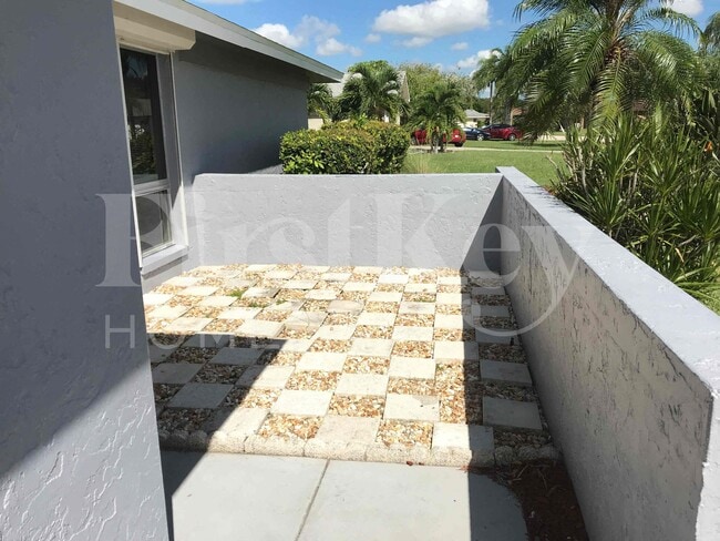3922 SE 2nd Ave in Cape Coral, FL - Building Photo - Building Photo