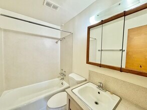 1012 W Nickerson St, Unit 1012 in Seattle, WA - Foto de edificio - Building Photo