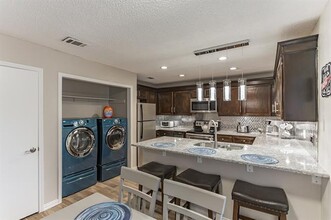 10203 Ridge Oak St in Dallas, TX - Building Photo - Building Photo
