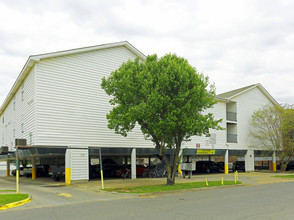 St. Charles Apartments in Tuscaloosa, AL - Building Photo - Building Photo