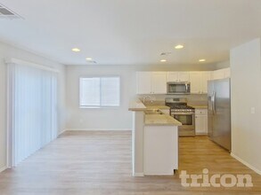 1037 Monte De Oro Ave in Las Vegas, NV - Foto de edificio - Building Photo