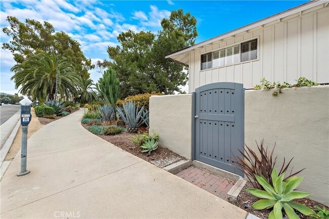 7 Blue Lagoon in Laguna Beach, CA - Foto de edificio - Building Photo