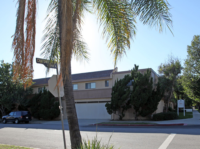 17204 Chatsworth St in Granada Hills, CA - Foto de edificio - Building Photo