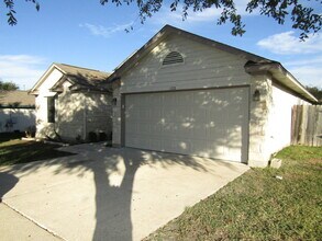 122 Little Lake Rd in Hutto, TX - Building Photo - Building Photo