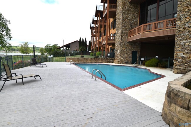 7036 Val Monte Dr in Guntersville, AL - Foto de edificio - Building Photo
