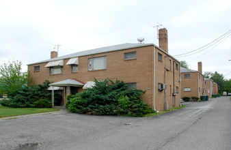 4994 N High St in Columbus, OH - Foto de edificio - Building Photo