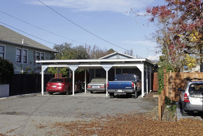 333 Wilson St in Petaluma, CA - Foto de edificio - Building Photo