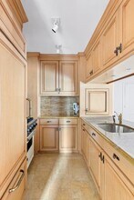 155 W 70th St, Unit 11D in New York, NY - Foto de edificio - Building Photo