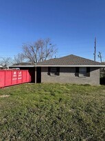 916 E Howard St in Ada, OK - Building Photo