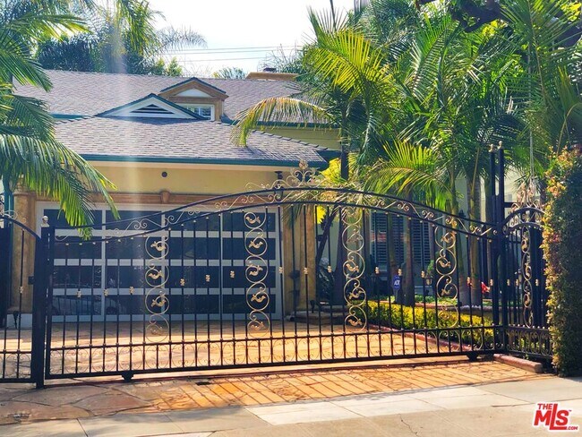 property at 717 N Doheny Dr