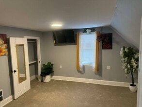 42 Gage St, Unit Renovated 3BR , 2nd floor in Augusta, ME - Foto de edificio - Building Photo