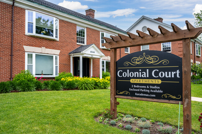 Colonial Court Apartments in Shorewood, WI - Foto de edificio - Building Photo