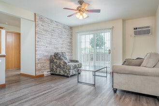 Pioneer Court Apartments in Platteville, WI - Foto de edificio - Interior Photo