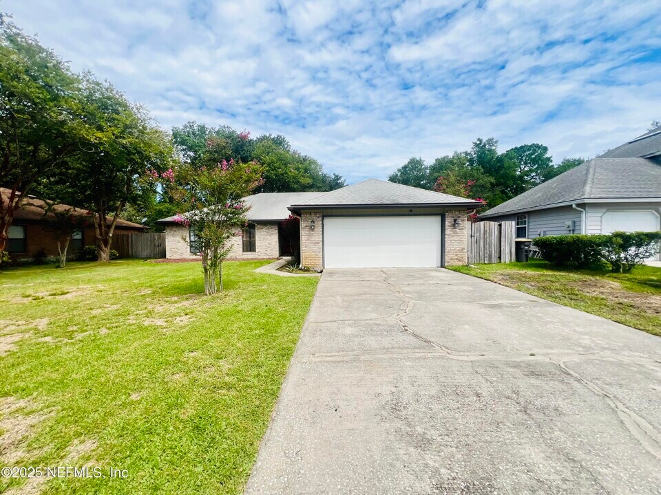 8456 Bandera Cir W in Jacksonville, FL - Building Photo
