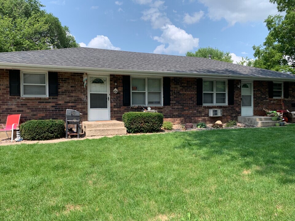 2114 Eggleston Rd in Rockford, IL - Foto de edificio