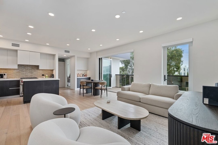 505 S Barrington Ave in Los Angeles, CA - Foto de edificio