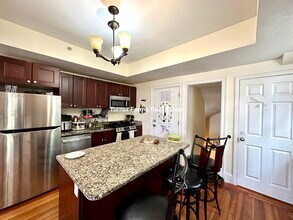 107 Fisher Ave, Unit 1 in Boston, MA - Foto de edificio - Building Photo