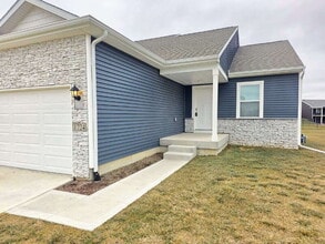 1724 Southbridge Dr in Adel, IA - Building Photo - Building Photo