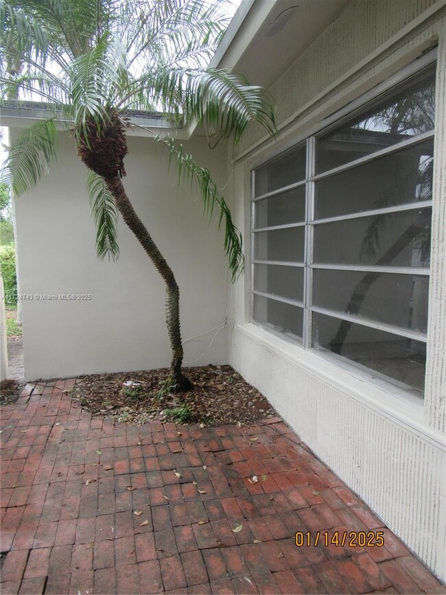 11015 SW 154th Terrace in Miami, FL - Foto de edificio - Building Photo