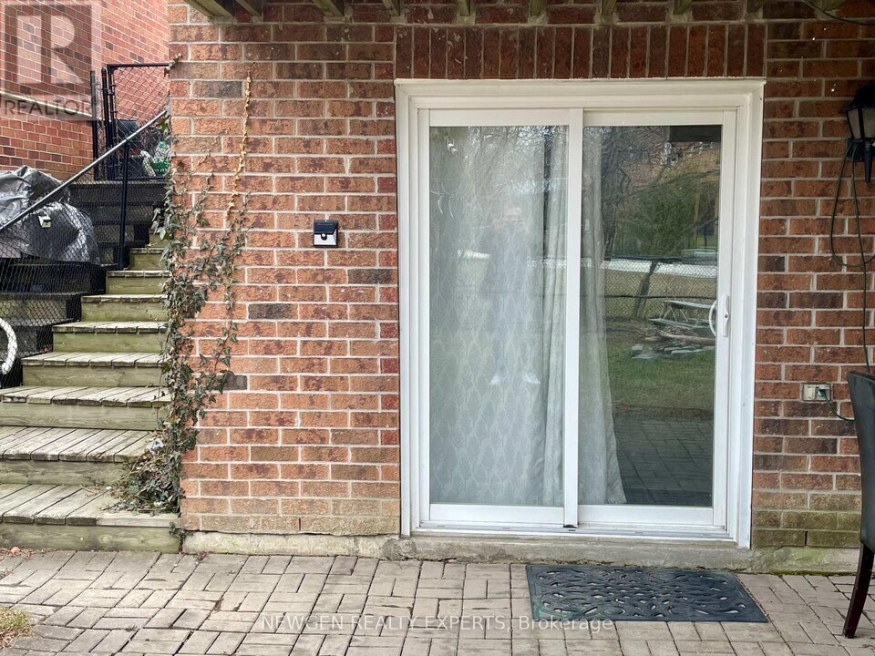 22 Piccadilly Pl in Brampton, ON - Building Photo