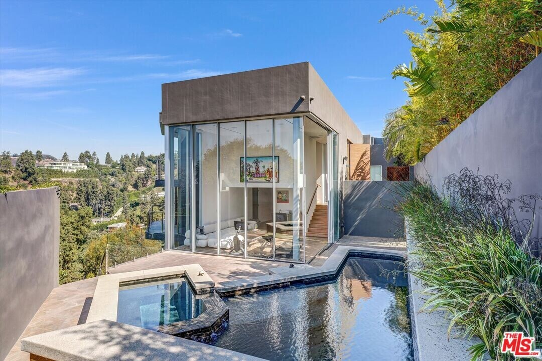 9400 Readcrest Dr in Beverly Hills, CA - Building Photo