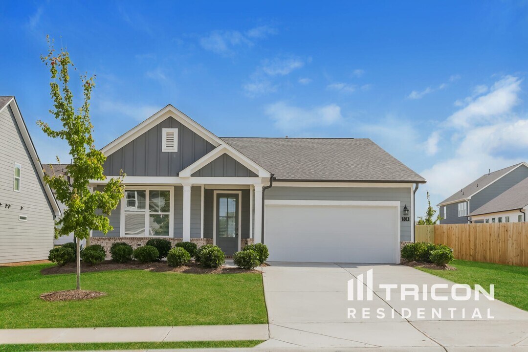 304 Fairmont Ave in Mcdonough, GA - Building Photo