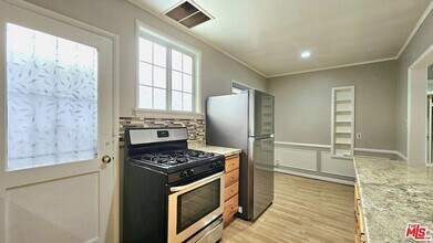 1022 S Norton Ave, Unit B in Los Angeles, CA - Foto de edificio - Building Photo