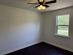 10125 N Twin Springs Rd in Bon Aqua, TN - Building Photo - Building Photo