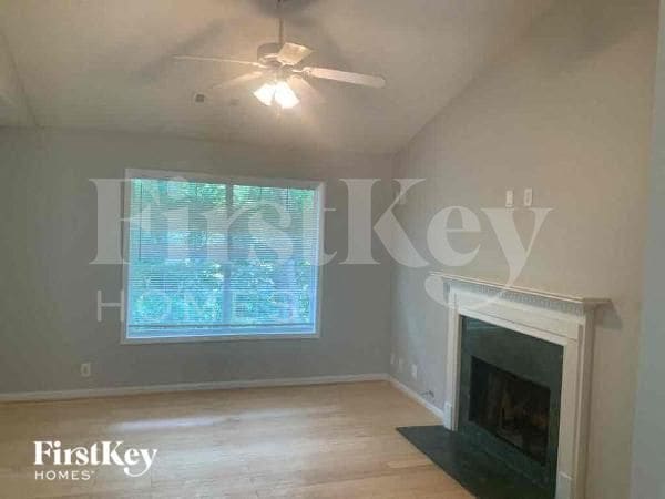 1049 Megan Ct in Sugar Hill, GA - Foto de edificio - Building Photo