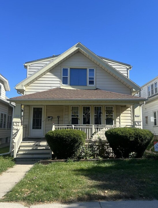 1222 S 74th St, Unit LOWER in West Allis, WI - Foto de edificio