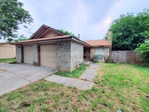 5715 Lochmoor in San Antonio, TX - Building Photo - Building Photo