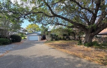 2212 Rock Creek Dr in Kerrville, TX - Building Photo - Building Photo
