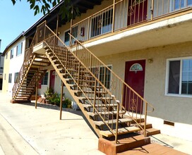 7011 Woodley Ave in Van Nuys, CA - Building Photo - Building Photo