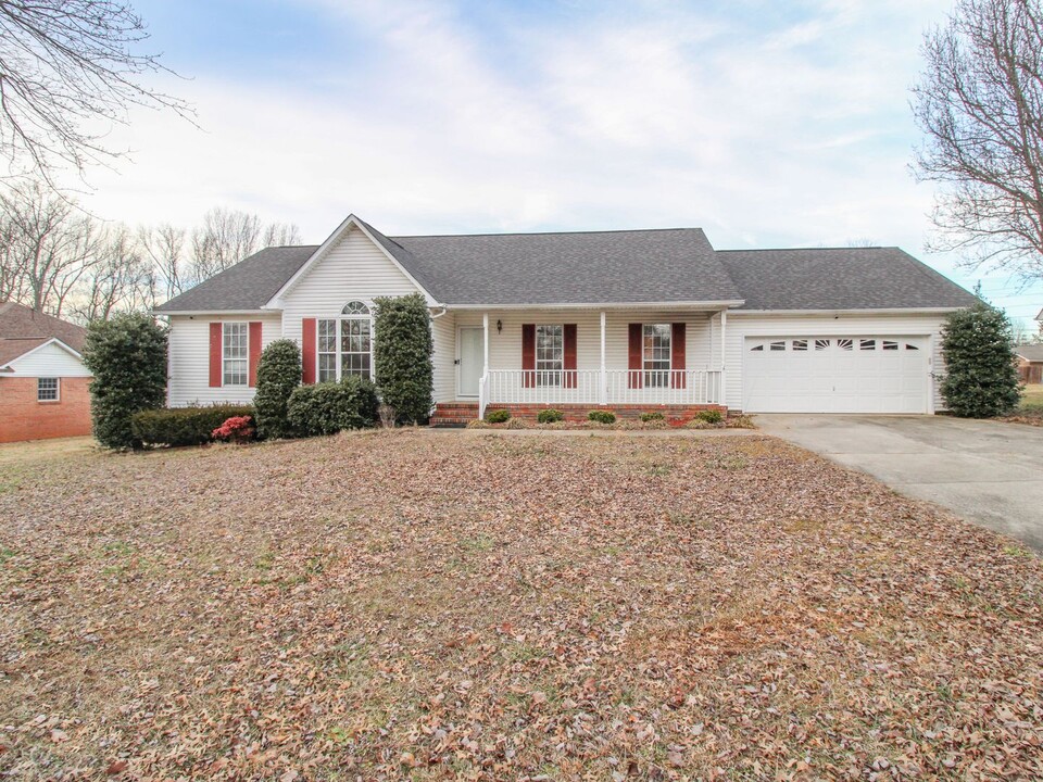 222 Crutcher Cir in Athens, AL - Building Photo