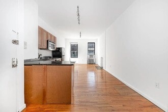 242 Mulberry St, Unit 12 in New York, NY - Building Photo - Building Photo