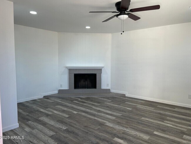 3842 W Country Gables Dr in Phoenix, AZ - Building Photo - Building Photo