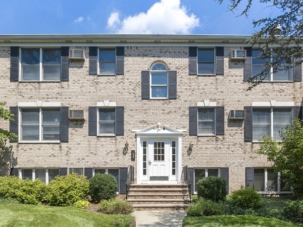 Coventry Square Apartments in Westwood, NJ - Foto de edificio - Building Photo