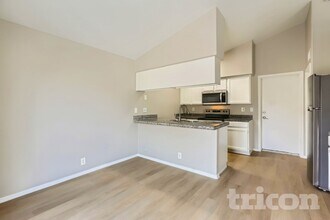 7321 N 69th Ave in Glendale, AZ - Foto de edificio - Building Photo