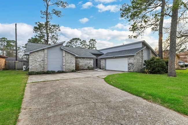 9842 Pinehurst St in Baytown, TX - Building Photo - Building Photo