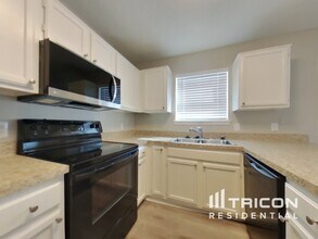 809 Waggoman Rd in Fort Worth, TX - Foto de edificio - Building Photo