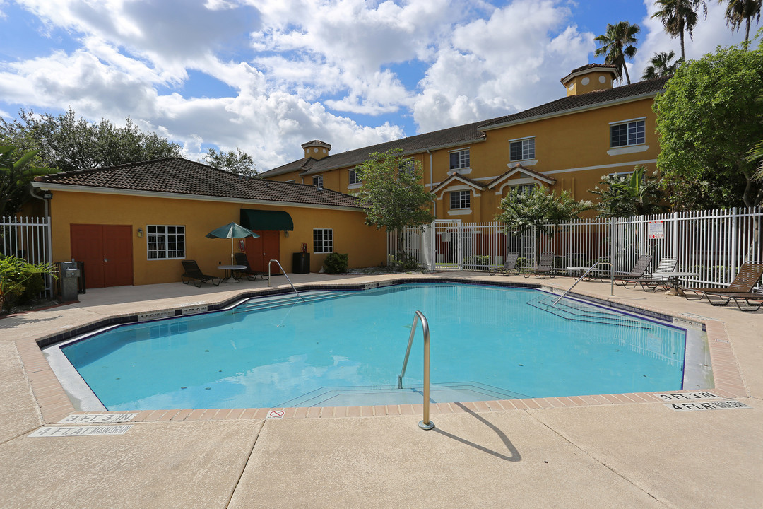 Venice Cove Apartments in Fort Lauderdale, FL - Building Photo