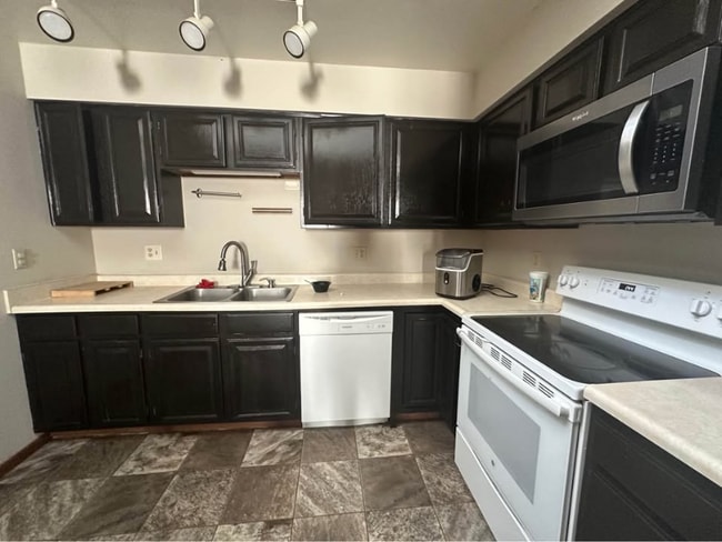 2062 S Ridge Dr in Coralville, IA - Foto de edificio - Building Photo