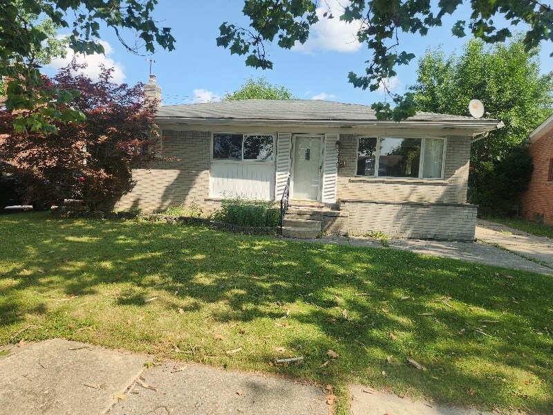 20736 Crestmont Ln in Dearborn Heights, MI - Building Photo