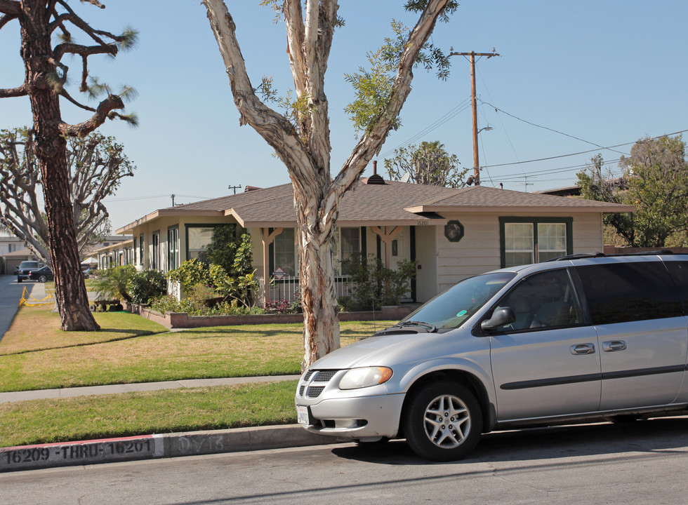 16201-16209 Eucalyptus Ave in Bellflower, CA - Foto de edificio