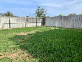 1513 Phoenix St, Unit 1 in Edinburg, TX - Foto de edificio - Building Photo