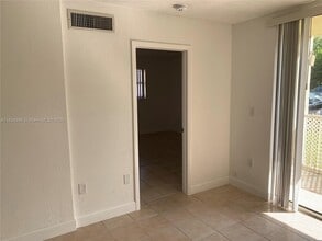 8075 NW 7th St in Miami, FL - Building Photo - Building Photo