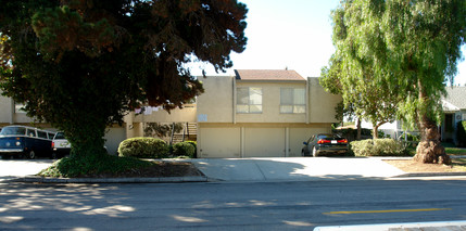 Pepper Tree Apartments in Oceanside, CA - Building Photo - Building Photo