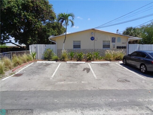 345 NW 5th St-Unit -3 in Pompano Beach, FL - Foto de edificio - Building Photo